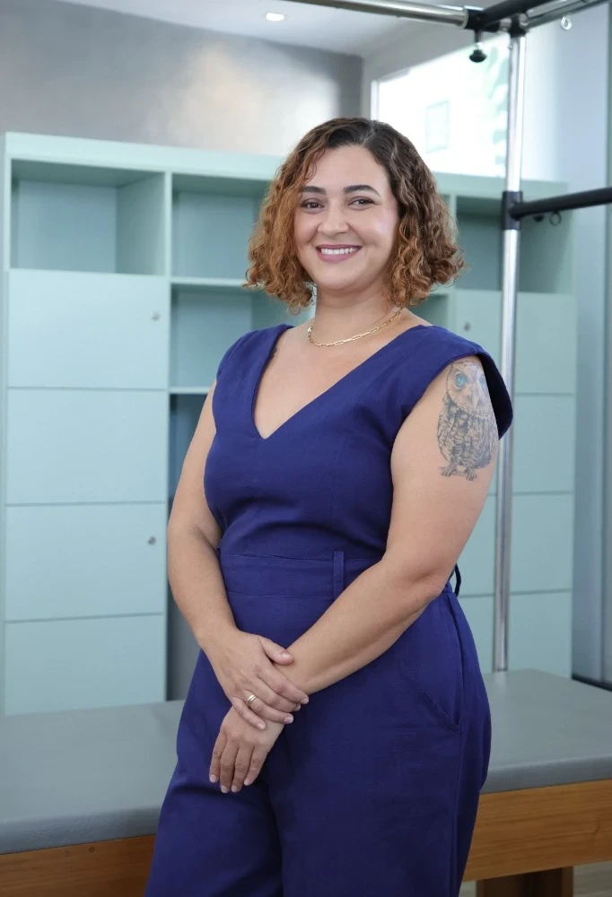 Retrato da Dra. Jéssica Oliveira em seu consultório.