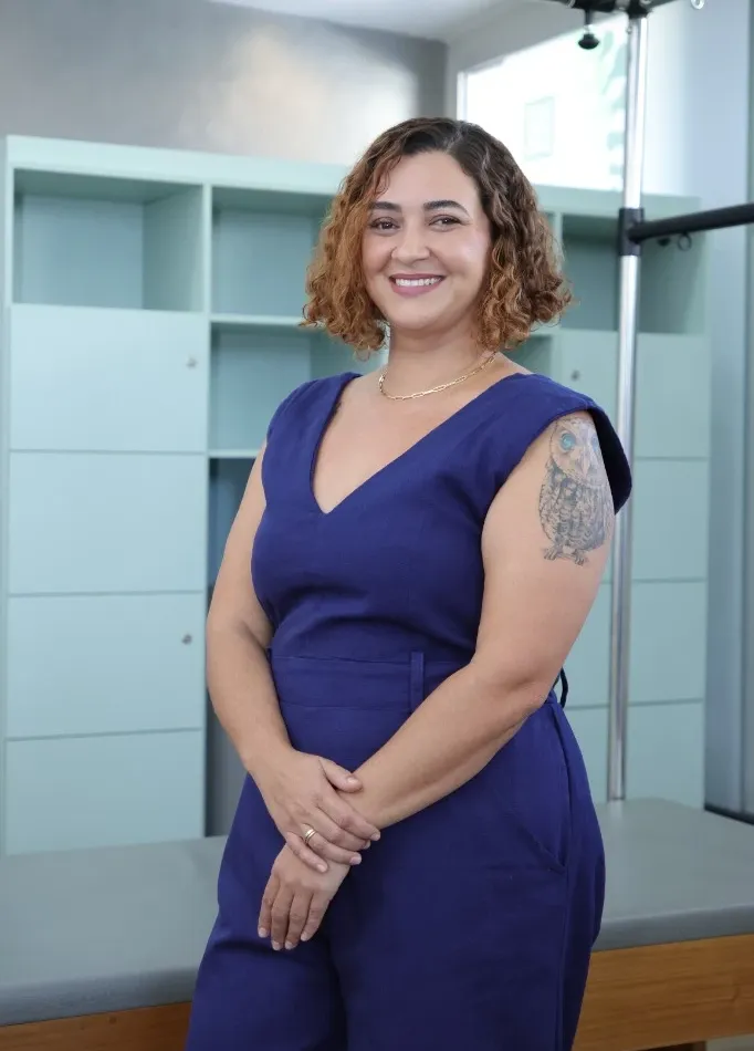 Retrato da Dra. Jéssica Oliveira em seu consultório.