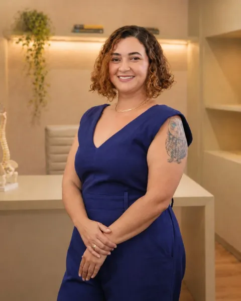 Retrato da Dra. Jéssica Oliveira em seu consultório.